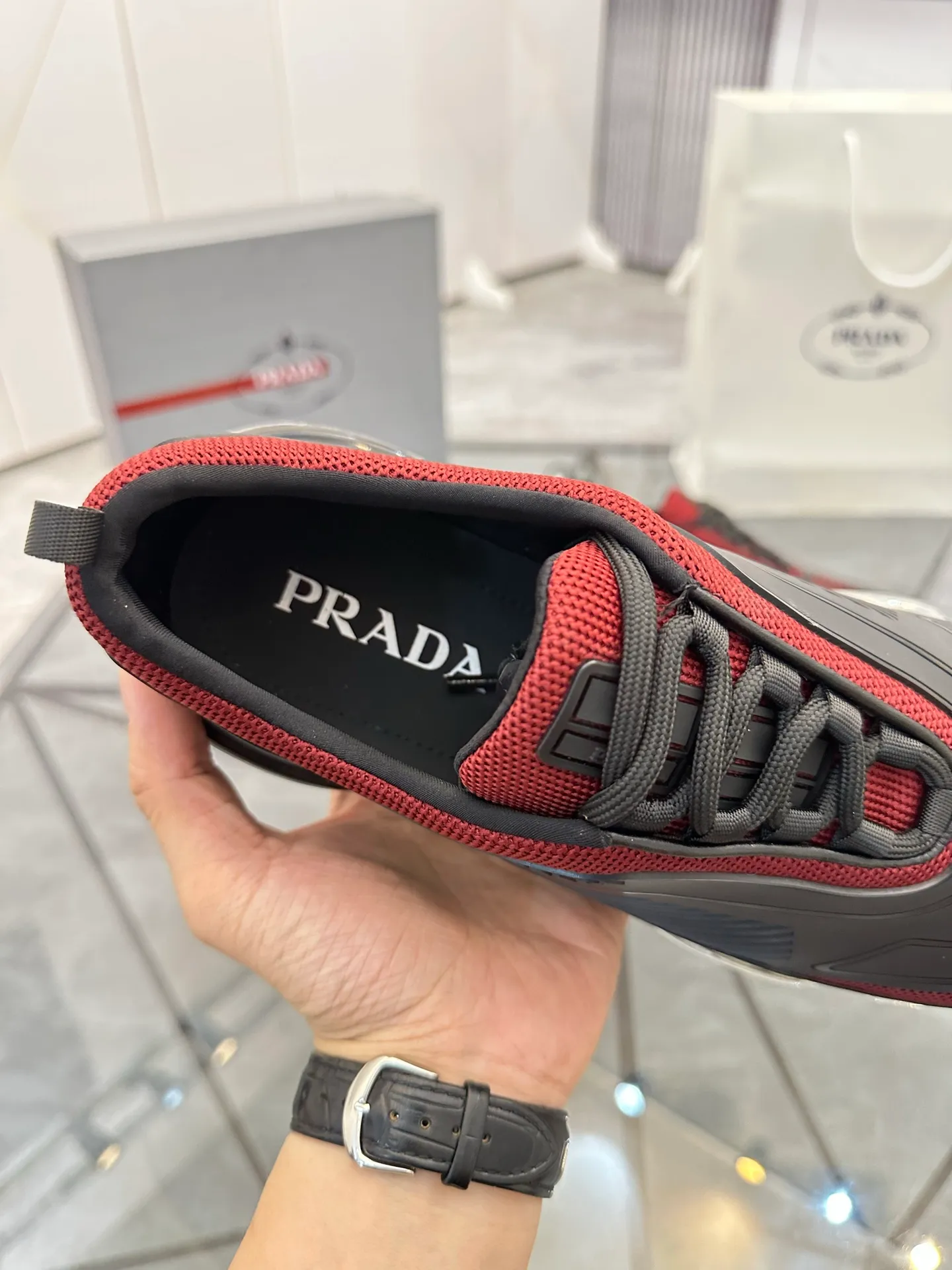 Men's shoes for sale 💰: 💰P660¥ High-end top quality Product trademark: Prada *"Prada*" low-top casual shoes Regular size: 38-45 (can be customized to 46) Product materials: Upper imported from the counter original material, breathable lining, cowhide foot pads, original air cushion outsole. No.: 001